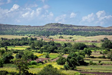 Hindistan 'ın ilk yerel gelişimi, 18 numaralı tren olarak da bilinen yarı hızlı turuncu Vande Bharat ekspresi bir virajda..