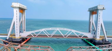 Hindistan 'ın Mandapam kentini Pamban Adası ve Rameswaram' a bağlayan yeni inşa edilen Pamban demiryolu köprüsünü kapatın..