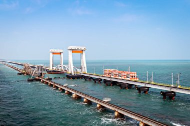 Hindistan 'ın Mandapam kentini Pamban Adası ve Rameswaram' a bağlayan Eski ve Yeni Yapılmış Pamban demiryolu köprüsü..