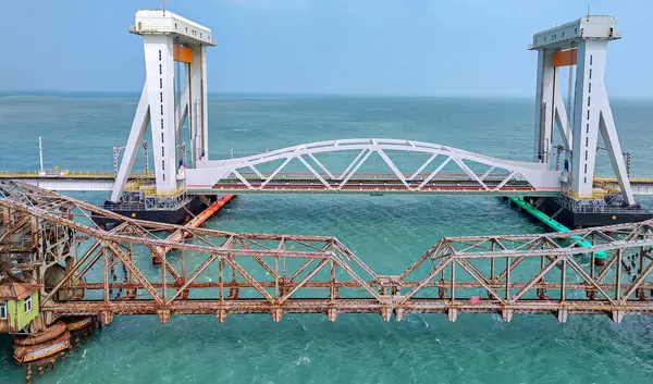 Hindistan 'ın Mandapam kentini Pamban Adası ve Rameswaram' a bağlayan Eski ve Yeni Yapılmış Pamban demiryolu köprüsü..