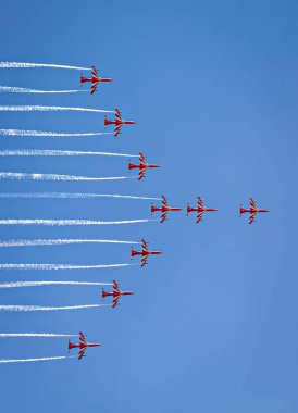 Hint Hava Kuvvetleri 'nin akrobatik takımı Yelahanka' da AeroHindistan 2025 Hava Gösterisi sırasında manevra yapıyor..