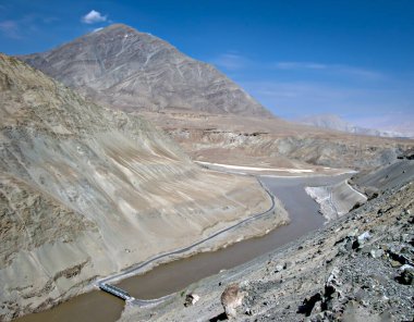Manali 'den Hindistan' daki Leh karayoluna kadar açık mavi gökyüzü ile dağlardan geçen maceralı bir yol..