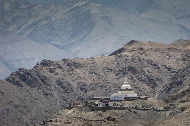 Arka planda ay manzaralı manastır, Ladakh, Jammu ve Kashmir, Hindistan