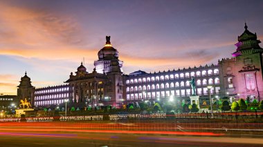 Kasten yavaş deklanşör, Hindistan 'daki en büyük yasama binasının gece görüntüsü - Vidhan Soudha, Bangalore, güzel, renkli bir arka plan.