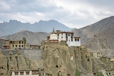 Lamayuru Manastırı, arka planda ay manzaralı Ladakh, Jammu ve Kashmir, Hindistan .