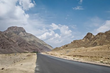 Manali 'den Hindistan' daki Leh karayoluna kadar açık mavi gökyüzü ile dağlardan geçen maceralı bir yol..