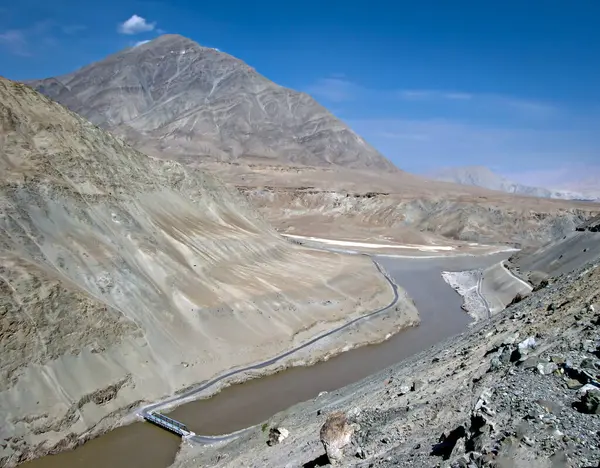 Manali 'den Hindistan' daki Leh karayoluna kadar açık mavi gökyüzü ile dağlardan geçen maceralı bir yol..