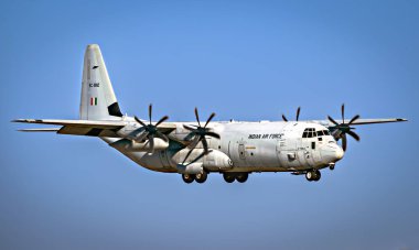 Yelahanka, Karnataka, Hindistan-13 Şubat 2025: Bangalore 'daki Yelahanka' da yapılan AeroHindistan gösterisi sırasında büyük bir Hint nakliye uçağının yakın çekimi.