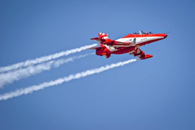 Yelahanka, Karnataka, Hindistan-13 Şubat 2025: Hawk uçağı AeroIndia-2025 Kamu Hava Gösterisi sırasında manevra yapıyor.