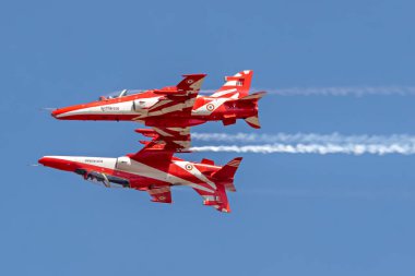Yelahanka, Karnataka, Hindistan-13 Şubat 2025: Hint Hava Kuvvetleri 'nden Surya Kiran Aerobatic Team uçakları AeroIndia-2025 halka açık hava gösterisi sırasında manevra yapıyor..