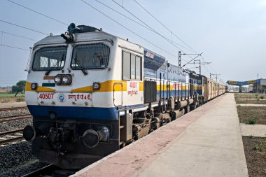 Kalamb, Maharashtra, Hindistan-31 Ocak 2025: Yavatmal İlçesi Kalamb kentindeki yeni geliştirilmiş tren istasyonunda dinlenen uzun yolcu treni.