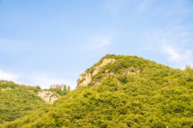 Fuxi Dağı 'nın Kızıl Taş Ormanı manzaralı bölgesi, Henan Eyaleti, Çin