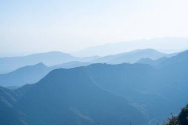 Fuxi Dağı 'nın Kızıl Taş Ormanı manzaralı bölgesi, Henan Eyaleti, Çin