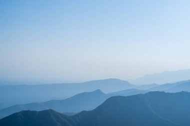 Fuxi Dağı 'nın Kızıl Taş Ormanı manzaralı bölgesi, Henan Eyaleti, Çin