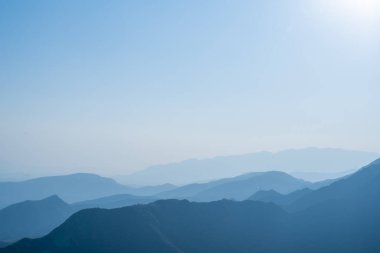 Fuxi Dağı 'nın Kızıl Taş Ormanı manzaralı bölgesi, Henan Eyaleti, Çin