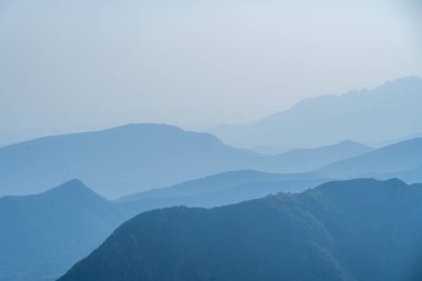 Fuxi Dağı 'nın Kızıl Taş Ormanı manzaralı bölgesi, Henan Eyaleti, Çin