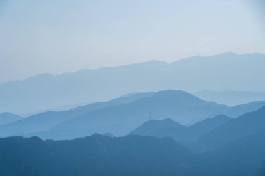 Fuxi Dağı 'nın Kızıl Taş Ormanı manzaralı bölgesi, Henan Eyaleti, Çin