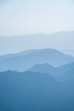 Fuxi Dağı 'nın Kızıl Taş Ormanı manzaralı bölgesi, Henan Eyaleti, Çin