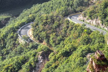 Fuxi Dağı 'nda dolambaçlı dağ yolu