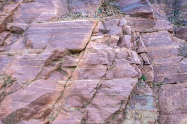 Yol kırmızı taşlarla kaplıydı.