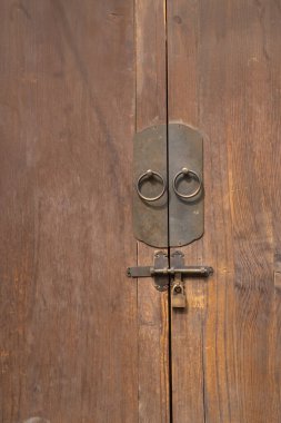 Antik Çin ahşap kapı ve kapı üstü halkası
