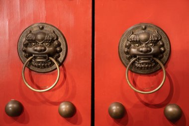 Antik Çin ahşap kapı ve kapı üstü halkası