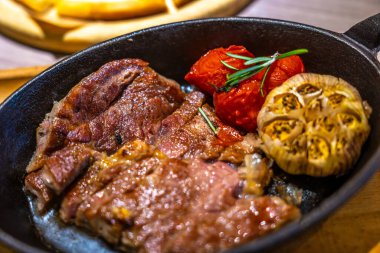 Lokantadaki masada biftek var.