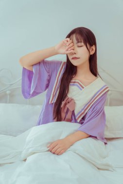 Sabah uyanan bir kız.