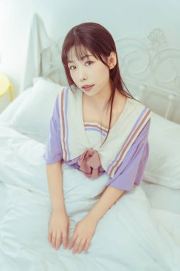 Sabah uyanan bir kız.