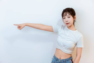 Kısa kollu şortlu genç bir kız.