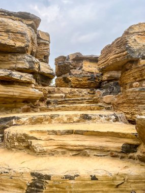 Gün boyunca sarı kaya duvarları