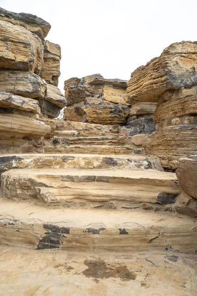 Gün boyunca sarı kaya duvarları