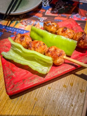 Bir demet lezzetli yeşil biberli köfte.