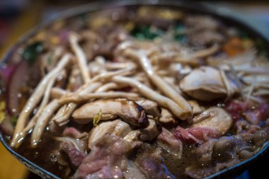 Lezzetli bir tencere kızarmış tavuk.