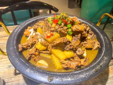 Lezzetli bir tencere kızarmış tavuk.