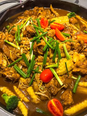 Lezzetli bir tencere kızarmış tavuk.