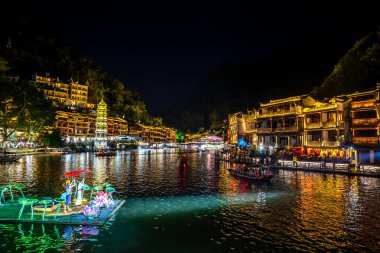 Hunan, Xiangxi 'deki Fenghuang Antik Kasabası' nın gece manzarası, nehirde çok güzel yansımaları var.