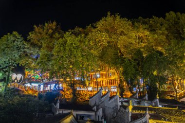 Hunan, Xiangxi 'deki Fenghuang Antik Kasabası' nın gece manzarası, nehirde çok güzel yansımaları var.