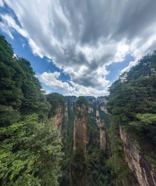 Hunan, Zhangjiajie 'deki görkemli dağlar güneş ışığıyla aydınlanır.