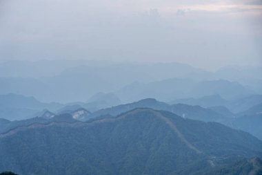 Hunan, Zhangjiajie 'deki görkemli dağlar güneş ışığıyla aydınlanır.