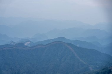 Hunan, Zhangjiajie 'deki görkemli dağlar güneş ışığıyla aydınlanır.