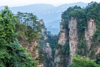 Hunan, Zhangjiajie 'deki görkemli dağlar güneş ışığıyla aydınlanır.