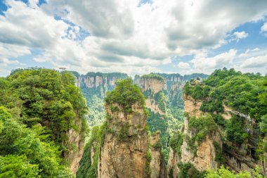 Çin 'in Hunan kentindeki Zhangjiajie manzarasında eşsiz dağ zirveleri ve yemyeşil ormanlar yer alıyor.