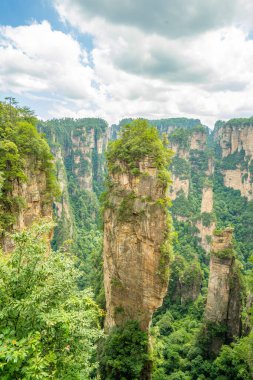 Çin 'in Hunan kentindeki Zhangjiajie manzarasında eşsiz dağ zirveleri ve yemyeşil ormanlar yer alıyor.