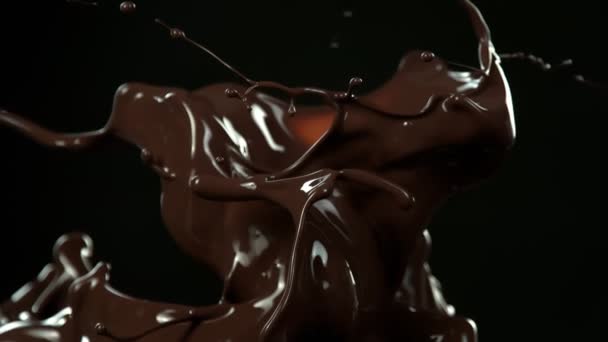 Super Slow Motion Shot Splashing Gesmolten Chocolade Geïsoleerd Zwarte Achtergrond — Stockvideo