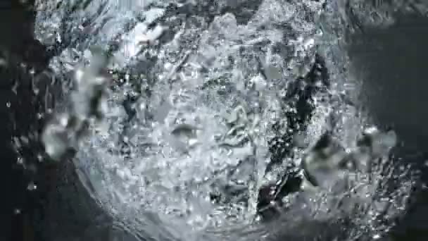 Super Slow Motion Shot Von Wirbelndem Und Spritzendem Wasser Glasflaschen — Stockvideo