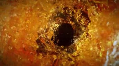 Altın Alkol Sıvısı Şişe Döndürme Süper Yavaş Çekimi, 300 fps 'te. 4K 'da Yüksek Hız Sinema Kamerası ile çekildi..