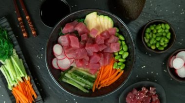 Süper Yavaş Çekim Taze Ton Balığı Kesikleri Poke Bowl 'a 1000fps hızla düşüyor. 4K 'da Yüksek Hız Sinema Kamerası ile çekildi..