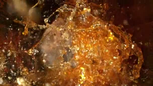 Super Slow Motion Shot Golden Alcohol Liquid Splashing Δρύινο Ξύλινο — Αρχείο Βίντεο