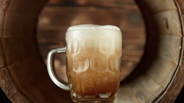 Super Slow Motion Shot Van Foaming Fresh Beer Glass Pint — Stockvideo
